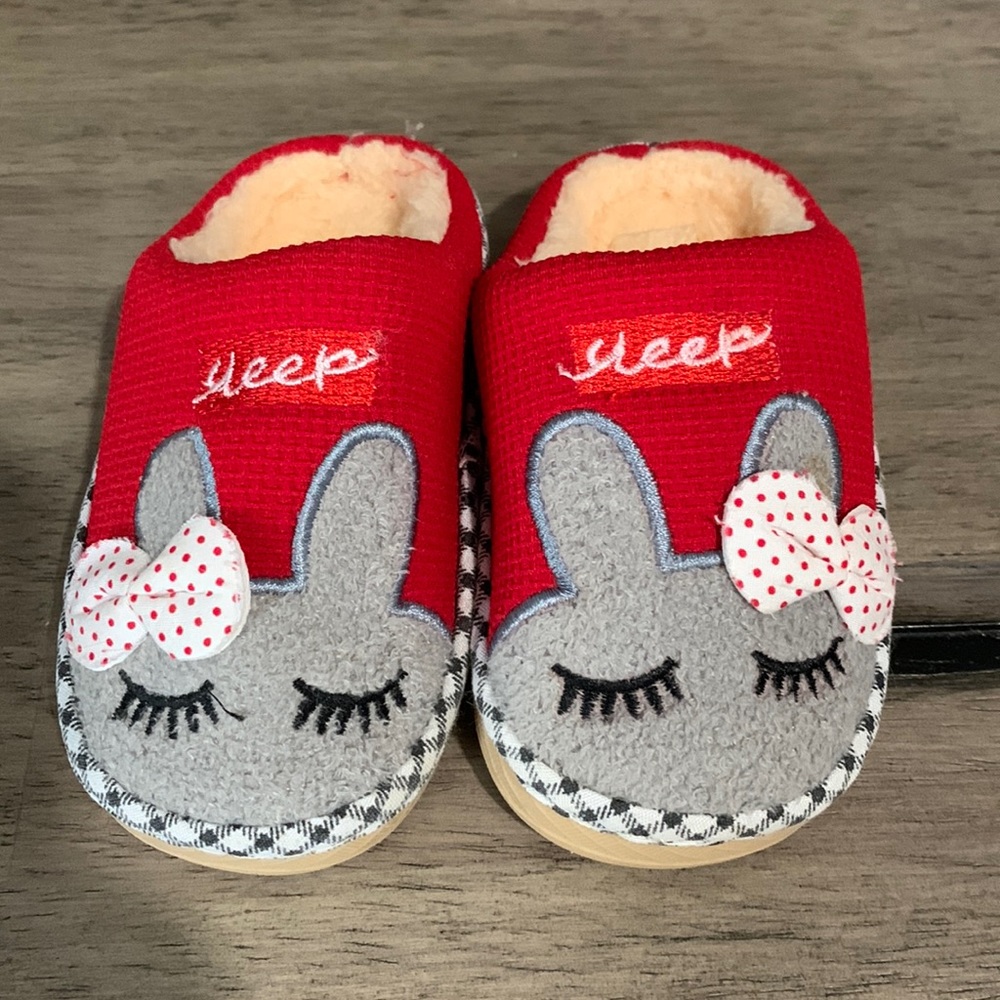 (5/$10) Slippers Size 4 little girl